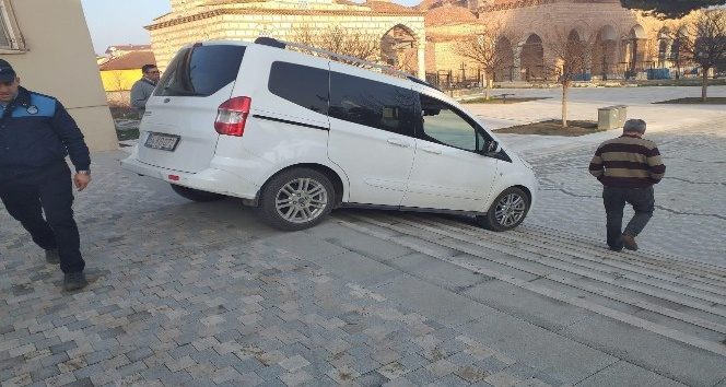 Yine aynı görüntü yaşandı, belediye dubalarla kapattı