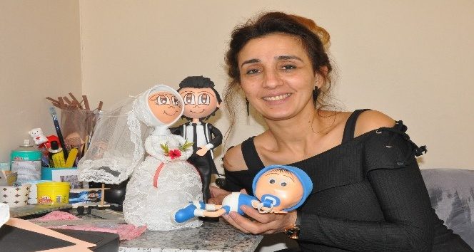 İnsanların fotoğraflarından karikatür bebekler yapıyor