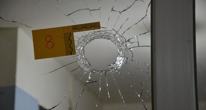 İçeride müşterilerin bulunduğu sırada kıraathane kurşunlandı