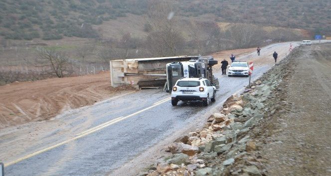 Şaftı kırılan çakıl yüklü kamyon devrildi