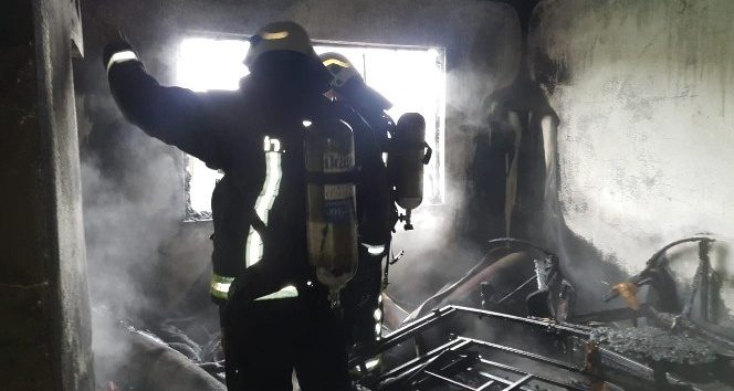 63 yaşındaki kadın evinde çıkan yangından kaçmak isterken yaralandı