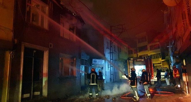 Metruk binada çıkan yangın mahalleliyi sokağa döktü