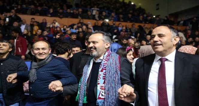 Binlerce Karadenizli'nin katıldığı gecede Alinur Aktaş rüzgarı esti