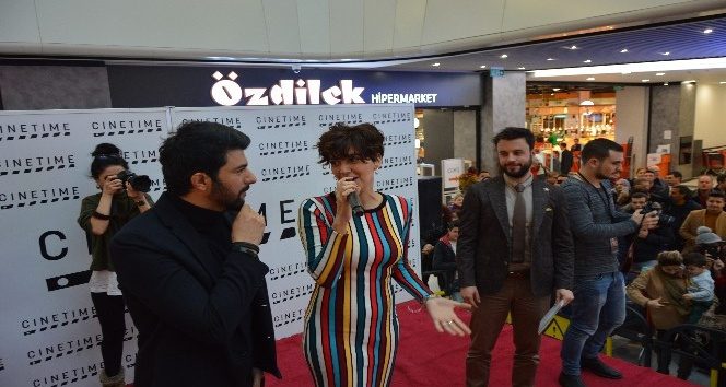 Bergüzar Korel ve Engin Akyürek Bursa'da hayranlarıyla buluştu