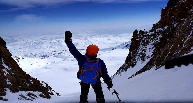(Özel) Bursalı 13 yaşındaki dağcı, 3917 rakımlı Erciyes Dağı'na tırmandı