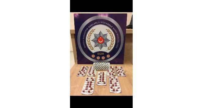 Bursa'da 112 adet lyrica kapsül ile 125 gram metamfetamin ele geçirildi