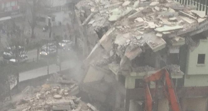 Deprem gibi yıkılma anı kameralara böyle yansıdı