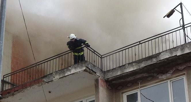 Çatı yangını mahalleliyi sokağa döktü