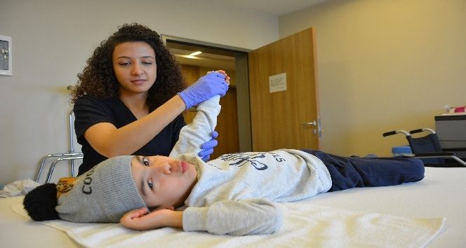 Boynu kırılan Irak'lı küçük çocuk Türkiye'de sağlığına kavuştu
