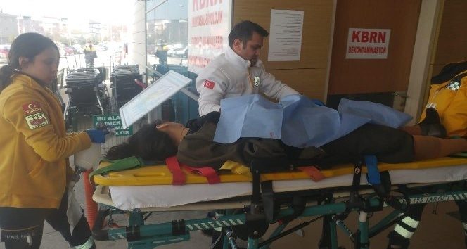 Karşıdan karşıya geçen genç kıza otomobil çarptı