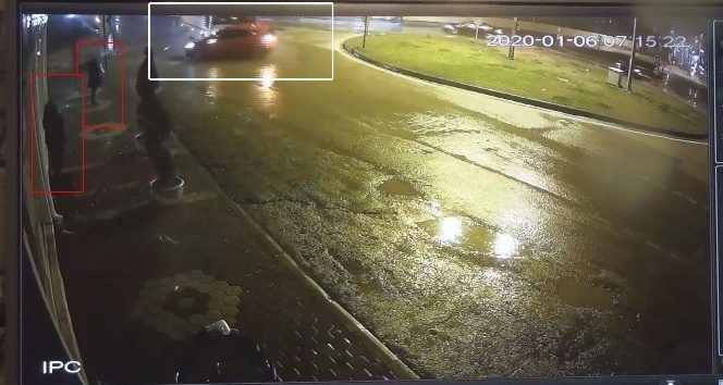 Otomobil ile servis aracı böyle çarpıştı, kaldırımda bekleyen kadınlar da ölümden döndü