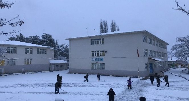 Bursa'nın Büyükorhan ilçesine yılın ilk karı düştü