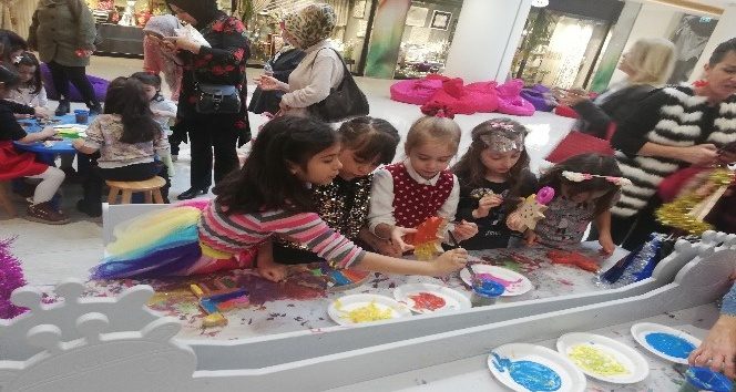 Minikler ahşap oyuncakları boyadı