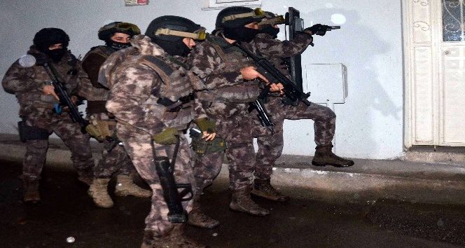 Narkotik baskınında gözaltına alınan 10 şüpheli adliyede