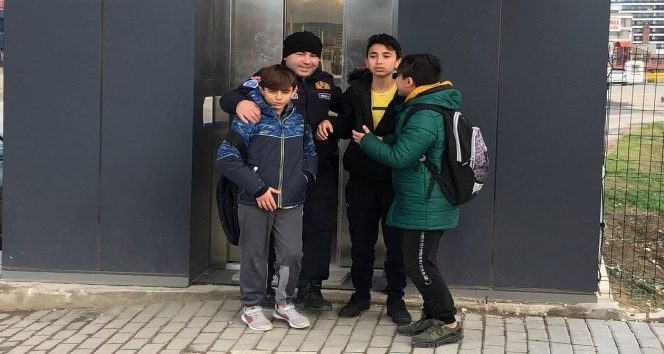 Okul yolunda asansörde mahsur kaldılar