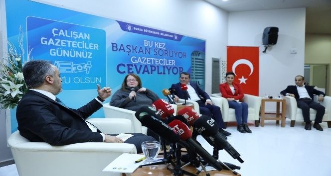 Bu kez başkan sordu, gazeteciler cevapladı