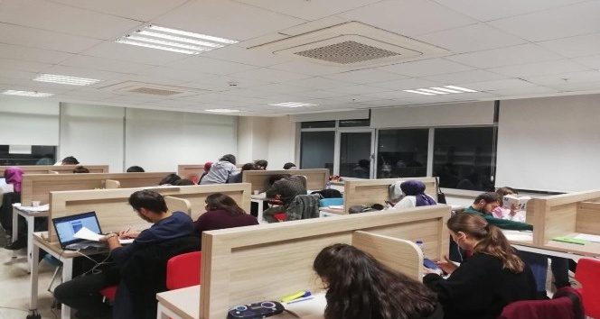 Sınav döneminde koridorlar bile doldu