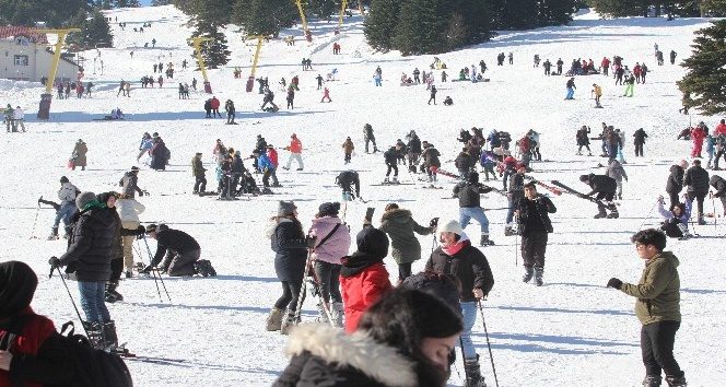 Güneşli havada Uludağ'ın keyfini çıkarıyorlar