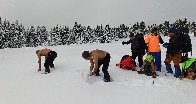 Uludağ'da 1,5 metre karda yürüdüler, kar üstünde güreş tuttular