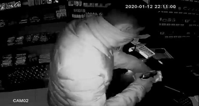Kar maskesi ile girdi, tabancayla paraları böyle gasp etti