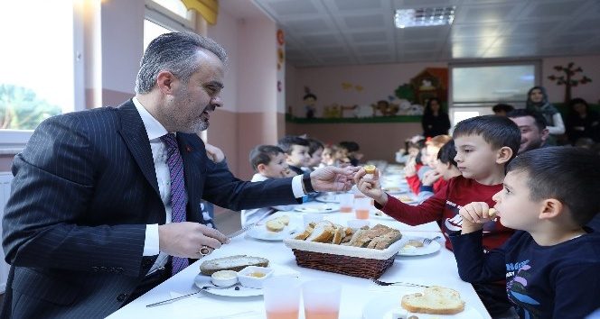 Başkan Amca'dan ballı ekmek
