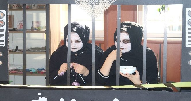 Teknoloji bağımlılığına dikkat çekmek için cansız manken oldular