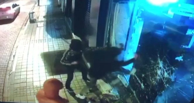 Maskeli hırsızlar güvenlik kamerasına yakalandı