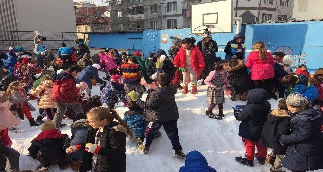 İnegöllüler kara hasret kaldı, yüksek kesimlerden kamyonla kar getirdiler