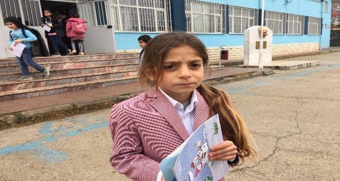 9 yıldır saçlarına makas değmeyen Baran karnesini aldı