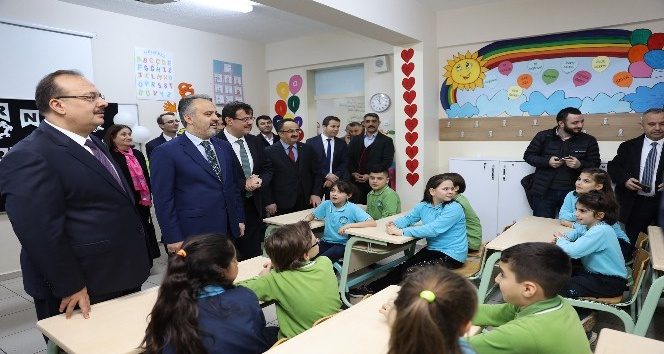 Küçük yazar karne aldı, protokole kitabını hediye etti