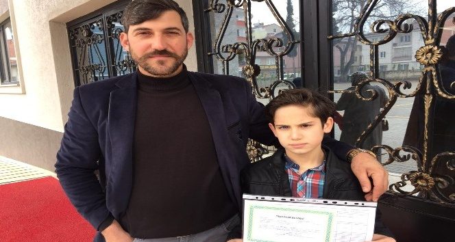 Renkli gözleriyle dikkat çeken Mehmet karnesini aldı