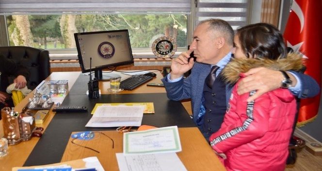 Trafik lambalarında su satan minik kız teşekkür aldı