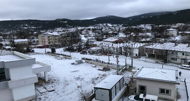 Büyükorhan halkı güne kar sürpriziyle uyandı